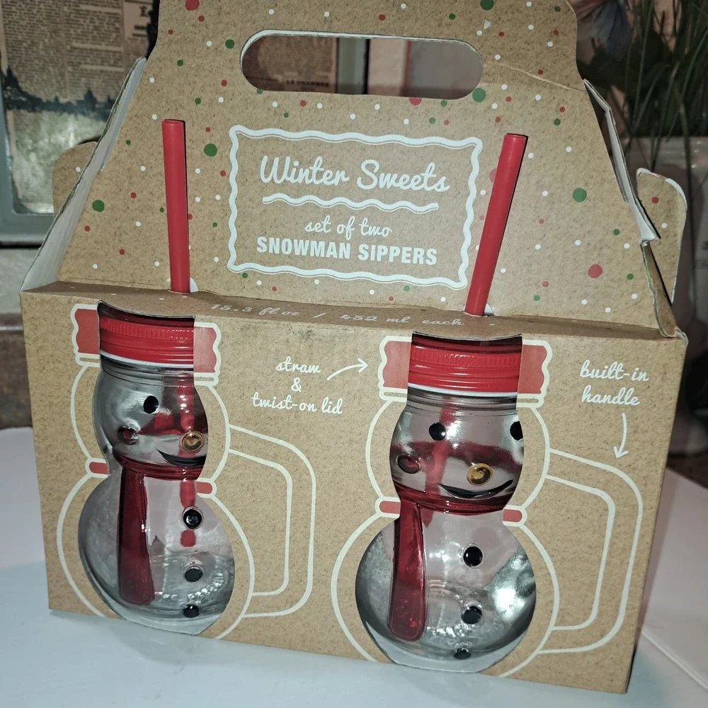 NIB - 2 Snowman Sippers Glasses 6 inches tall with Lid and straws Glass